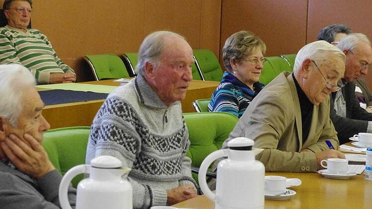 Ein dickes Kompliment sprach Richard Blaschke (vorne, 2. v. l.) der Stadt Kronach aus: "Ich fühle mich hier pudelwohl!" Foto: Heike Shcülein