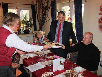 Zur Eröffnung der Wildbretwochen servierte Ulrike Gumbrecht auch Landrat Eberhard Irlinger (Mitte) und Bürgermeister Gerald Brehm (rechts) Rothirsch aus dem Steigerwald. Foto: Andreas Dorsch
