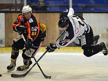 Alligators-Verteidiger Ryan Cornforth (rechts) - Torschütze zum 1:0 - wird in dieser Szene von den Beinen geholt, spitzelt den Puck aber noch vor Peißenbergs Martin Andrä weg. Fotos: Picturedreams
