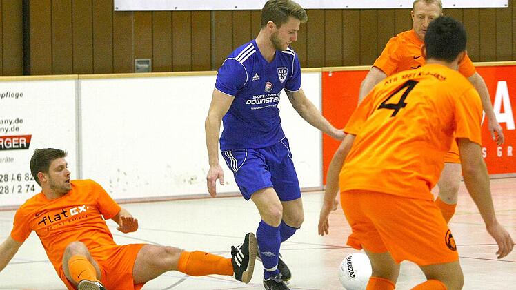 Einkreist von drei ATS-Spielern - von links: Sascha Letonja, Ingo Walther (hinten) und Volkan Yalcinkaya - behauptet sich der Metzdorfer Michael Hamacher am Ball.