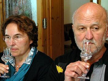 Für die meisten Gastronomen - hier Anna und Peter Krug aus Bad Kissingen - war es erstaunlich, wie viele unterschiedliche Geruchs- und Geschmacksromen ein Edelbrand aus "Frankens Saalestück" entfalten kann. Foto: Carsten Kallenbach