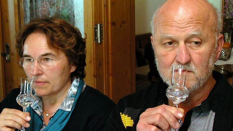 Für die meisten Gastronomen - hier Anna und Peter Krug aus Bad Kissingen - war es erstaunlich, wie viele unterschiedliche Geruchs- und Geschmacksromen ein Edelbrand aus "Frankens Saalestück" entfalten kann. Foto: Carsten Kallenbach