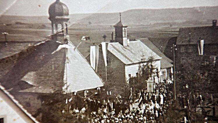 Diese Aufnahme von einem festlichen Umzug in Frickendorf entstand um die Mitte des vergangenen Jahrhunderts.