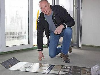 Eigentümer Ralf Finkel ist nicht nur der Umweltaspekt dieses Energiesparhauses ein großes Anliegen. Er legt auch bei der Innenausstattung Wert auf hochwertige Materialien.