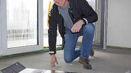 Eigentümer Ralf Finkel ist nicht nur der Umweltaspekt dieses Energiesparhauses ein großes Anliegen. Er legt auch bei der Innenausstattung Wert auf hochwertige Materialien.