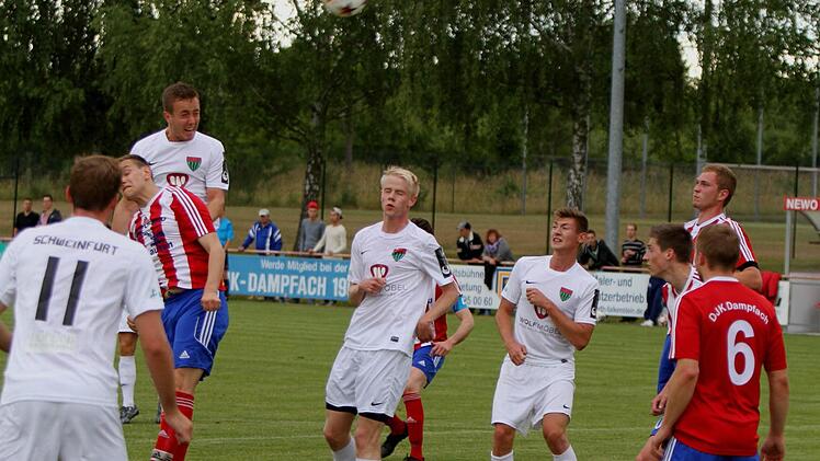 Glück haben die Dampfacher, dass der Kopfball des Schweinfurter Adrian Dußler (Dritter von links) sein Ziel knapp verfehlt. Von rechts die Dampfacher Philipp Geßendörfer und Peter Hertel.