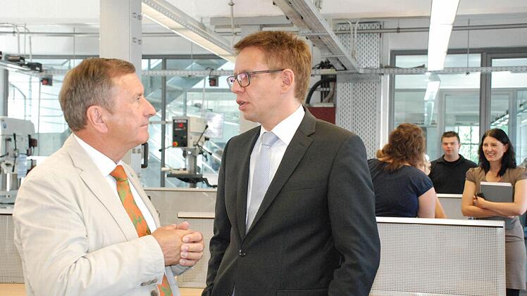 Franz Brosch (vbm) und Michael Stammberger (Aus- und Weiterbildung bei Brose) diskutieren über Mädchen in Technikberufen.