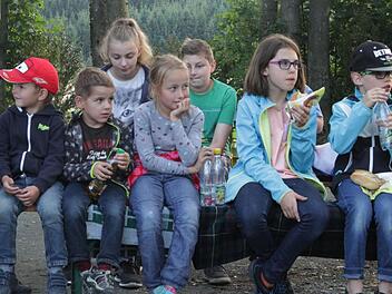 Gespannt folgten die kleinen Besucher den Erzählungen. Foto: Sonja Adam