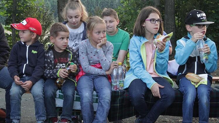 Gespannt folgten die kleinen Besucher den Erzählungen. Foto: Sonja Adam