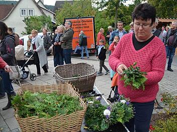 Auf dem Steinacher Marktplatz gab es viel Kunsthandwerk. Hobbyfloristin Liane Christ band Blumenkränze und Sträuße. Foto: Kathrin Kupka-Hahn