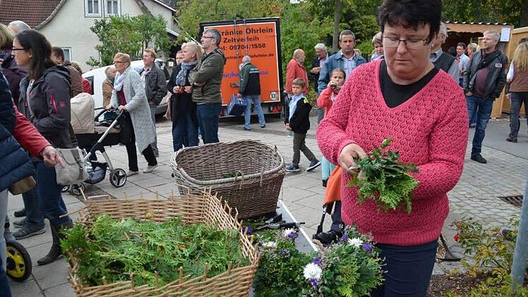 Auf dem Steinacher Marktplatz gab es viel Kunsthandwerk. Hobbyfloristin Liane Christ band Blumenkränze und Sträuße. Foto: Kathrin Kupka-Hahn
