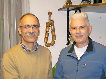 Bernd Graskamp (rechts) ist neuer AH-Abteilungsleiter des TSV Ebenhausen. Er übernimmt diese Aufgabe von Thomas Mehn, der diese Position sieben Jahre innehatte.  Foto: Stefan Geiger