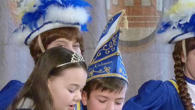 Das Kinderprinzenpaar der Kulmbacher Showtanzgarde, Annamarie I. und Denis I., gr&uuml;&szlig;ten mit einem Gedicht.