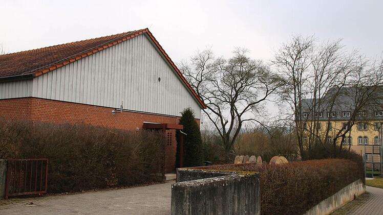 Über das benachbarte Telekom-Grundstück soll die Baustelle erschlossen werden, der Kreis würde die Fläche sogar gerne ganz erwerben. Foto: Thomas Malz