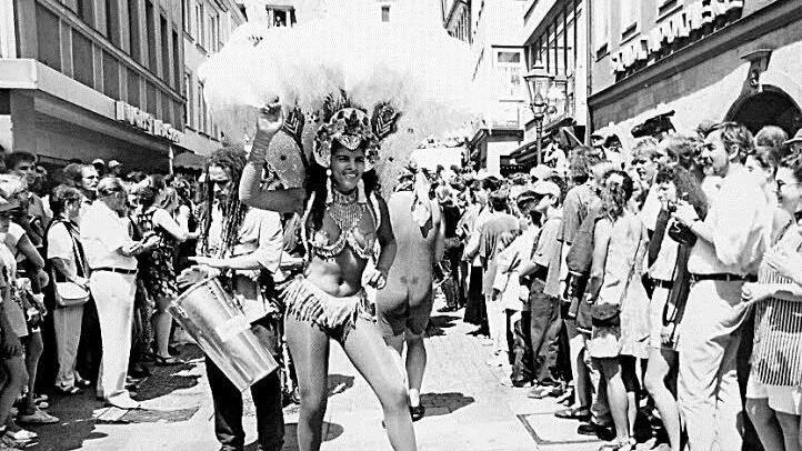 Das Archivbild zeigt den Samba-Umzug von 1996 in der Spitalgasse. Foto: CT-Archiv