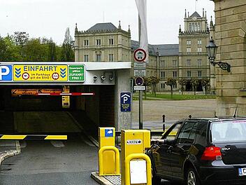 Das aktuelle Parkraumkonzept geht - auch ohne Schlossplatz-Tiefgarage - von ausreichend Parkplätzen aus. Montage: CT-Archiv / Jochen Nützel