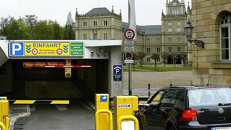 Das aktuelle Parkraumkonzept geht - auch ohne Schlossplatz-Tiefgarage - von ausreichend Parkplätzen aus. Montage: CT-Archiv / Jochen Nützel