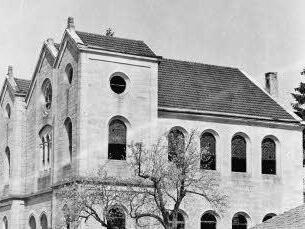 Im Stadtarchiv ist dieses Foto der ehemaligen Synagoge zu finden. Im Maßstab 1:100 wurde das Modell der ehemaligen Synagoge von Königshofen von Siegfried Schwinn erstellt.  Fotos/Repro: Hanns Friedrich