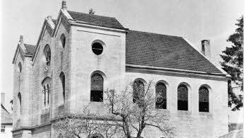 Im Stadtarchiv ist dieses Foto der ehemaligen Synagoge zu finden. Im Maßstab 1:100 wurde das Modell der ehemaligen Synagoge von Königshofen von Siegfried Schwinn erstellt.  Fotos/Repro: Hanns Friedrich
