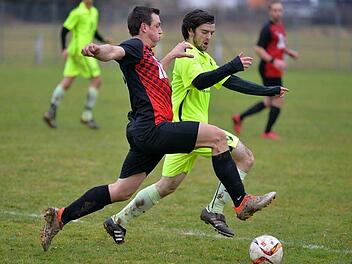 ASV Höchstadt - DJK Erlangen: Die Heimelf (rote Trikots) lag schon nach 26 Minuten mit 0:3 zurück, feierte am Ende aber einen Punktgewinn und geht entspannt in die Winterpause. Foto: Picturedreams