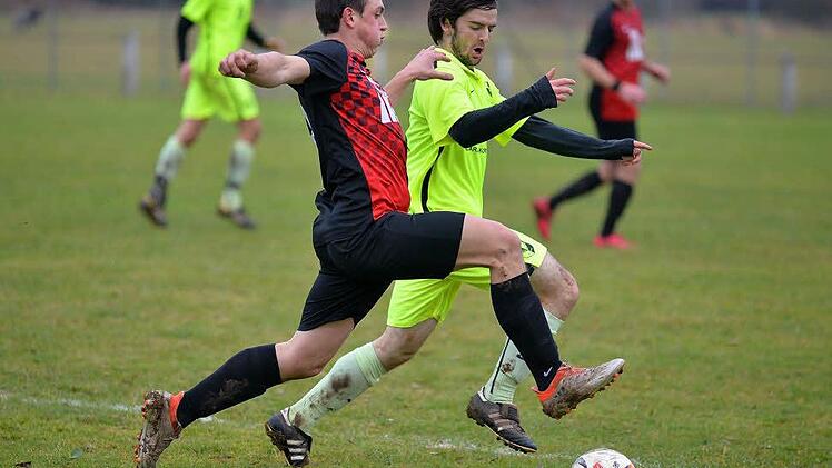ASV Höchstadt - DJK Erlangen: Die Heimelf (rote Trikots) lag schon nach 26 Minuten mit 0:3 zurück, feierte am Ende aber einen Punktgewinn und geht entspannt in die Winterpause. Foto: Picturedreams