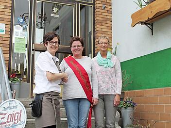 Melanie Kühn vom Landgasthof Wacker gratuliert der neuen Rouladen Prinzessin Gabriele Seifart und Sybille Pokorny, die es in die Endauswahl schaffte. Foto: Christian Dreßel