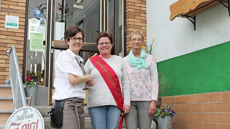 Melanie Kühn vom Landgasthof Wacker gratuliert der neuen Rouladen Prinzessin Gabriele Seifart und Sybille Pokorny, die es in die Endauswahl schaffte. Foto: Christian Dreßel