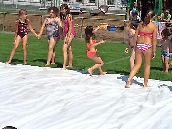Das Wasserrutschen machten den Ludwigschorgaster Kindern großen Spaß. Foto: Klaus-Peter Wulf