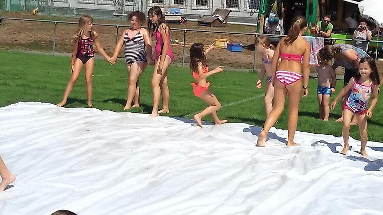 Das Wasserrutschen machten den Ludwigschorgaster Kindern großen Spaß. Foto: Klaus-Peter Wulf