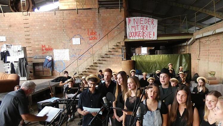 er Chor und das Orchester des Regiomontanus-Gymnasiums sorgten unter der Leitung von Ekkehard Grieninger (links) und Andrea Marx für ein musikalisches Erlebnis.