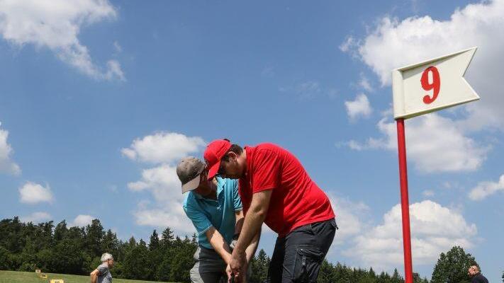 Thomas' Helfer Hans Rebhan gibt Nachhilfe beim Putten. Foto: Barbara Herbst