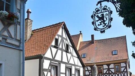 In dem kleinen Haus in der Hauptstra&szlig;e war fr&uuml;her ein Tante-Emma-Laden, dessen Einrichtung noch erhalten ist.  Foto: Bernhard Panzer