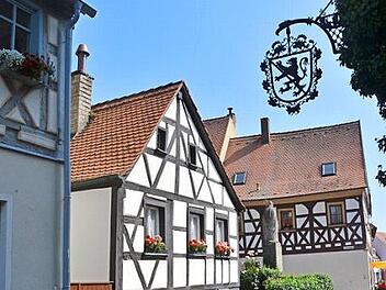 In dem kleinen Haus in der Hauptstra&szlig;e war fr&uuml;her ein Tante-Emma-Laden, dessen Einrichtung noch erhalten ist.  Foto: Bernhard Panzer