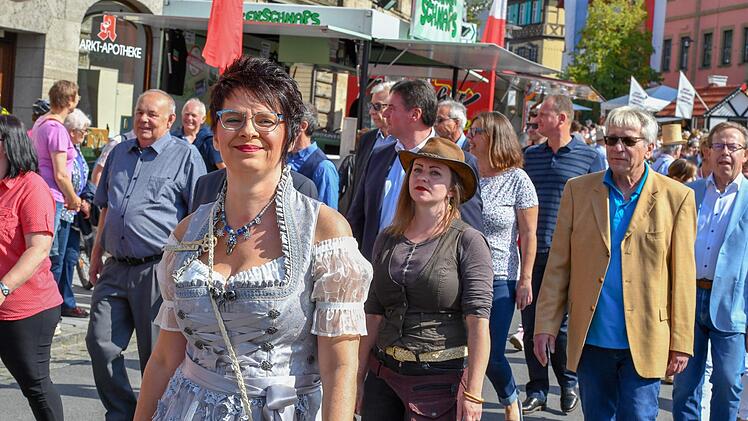 Die frühere Korbstadtkönigin Ilka, dahinter Nina-Regina Nötzelmann, die Landesinnungsmeisterin des Flechthandwerks