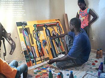 Die Bilder der Ausstellung zeigen, wie die Künstler im Senegal arbeiten.    Foto: Richard Sänger