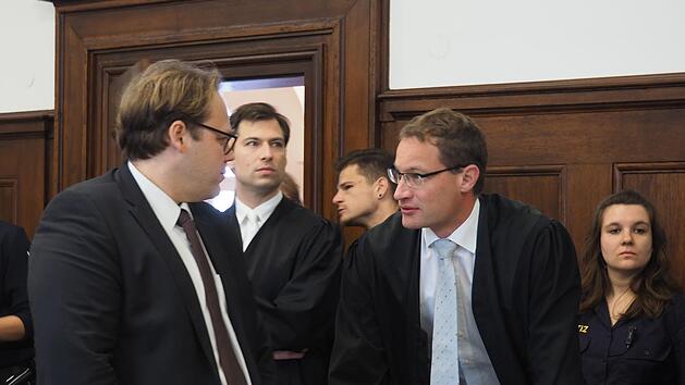 Christian Pech (links) wird wohl vorerst nicht mehr vor Gericht erscheinen m&uuml;ssen. Das Verfahren bleibt ausgesetzt. Jedoch auch in sein Amt als stellvertretender Landrat darf er nicht zur&uuml;ck, meldet die Landesanwaltschaft Bayern. Foto: Theresa Schiffl/Archiv