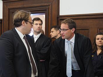 Christian Pech (links) wird wohl vorerst nicht mehr vor Gericht erscheinen müssen. Das Verfahren bleibt ausgesetzt. Jedoch auch in sein Amt als stellvertretender Landrat darf er nicht zurück, meldet die Landesanwaltschaft Bayern. Foto: Theresa Schiffl/Archiv