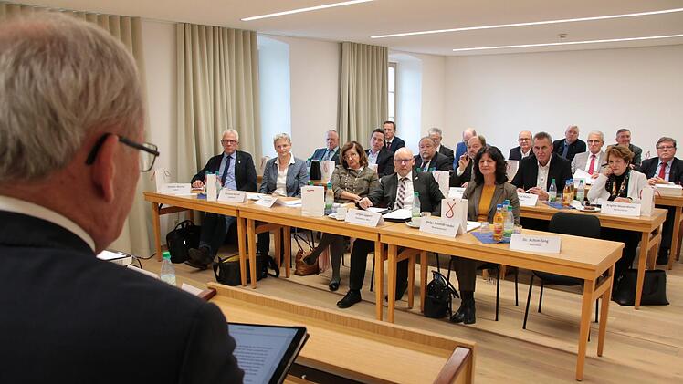 Regierungspräsident Eugen Ehmann spricht bei der Bezirksversammlung des Städtetages. Foto: Ralf Ruppert