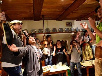Musikvideoüber die Bierstadt geht viral: Die Nederbierpatscher um Klaus Fietzeck (links) und dem davor performenden Marco Bauer mit ihrer "Brauereifachverkäuferin". Foto: privat