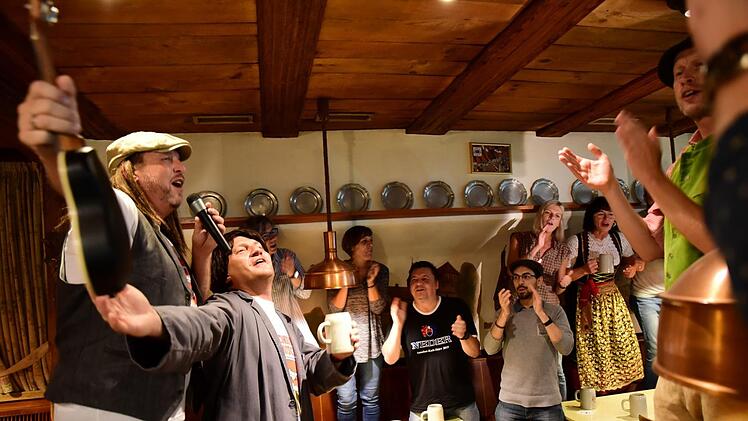 Musikvideoüber die Bierstadt geht viral: Die Nederbierpatscher um Klaus Fietzeck (links) und dem davor performenden Marco Bauer mit ihrer "Brauereifachverkäuferin". Foto: privat