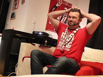Zum Haare raufen: Bamberg-Fan Tim Tropp musste auf der Couch miterleben, wie sein Team das Oberfrankenderby verliert.  Fotos: Maximilian Glas