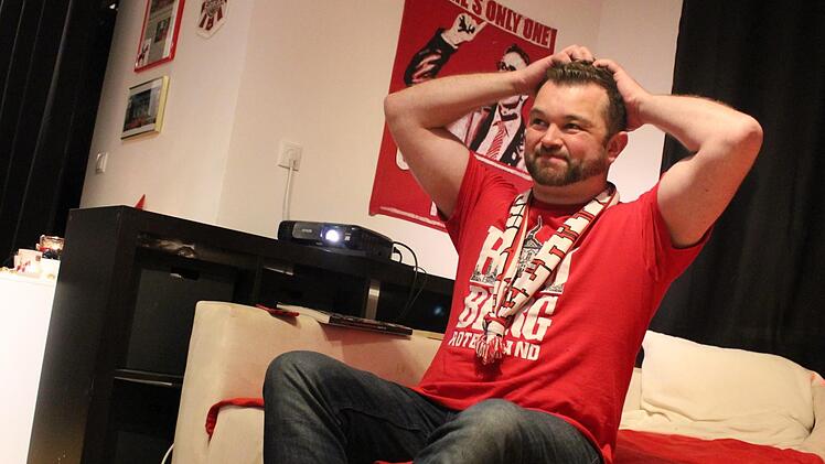 Zum Haare raufen: Bamberg-Fan Tim Tropp musste auf der Couch miterleben, wie sein Team das Oberfrankenderby verliert.  Fotos: Maximilian Glas