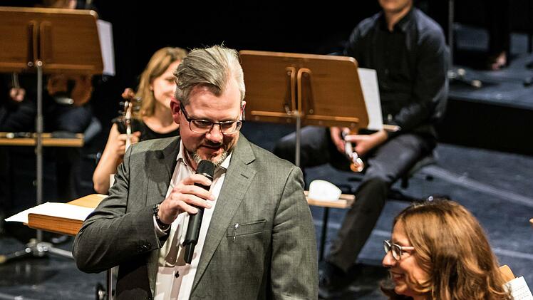 Intendant Bernhard F. Loges begrüßte mit der künstlerischen Leiterin von "It'z JAzz " Antoinetta Bafas das Publikum im Landestheater.Foto: Jochen Berger