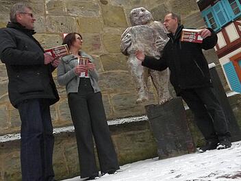 Hendrik Dressel, Christin Kellner (Initiative Rodachtal) und Stefan Fleischmann sind zufrieden mit dem Druck der Begleithefte für den Pilgerweg - und die Skulptur ,,Rudi'' (im Hintergrund) scheint es auch zu sein.