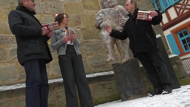 Hendrik Dressel, Christin Kellner (Initiative Rodachtal) und Stefan Fleischmann sind zufrieden mit dem Druck der Begleithefte für den Pilgerweg - und die Skulptur ,,Rudi'' (im Hintergrund) scheint es auch zu sein.