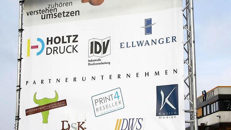 Die Übernahme der Holtz AG durch die im gleichen Firmenkomplex in Neudrossenfeld beheimatete Medien Kollin GmbH ist am gestrigen Freitag gescheitert. Bereits am Donnerstag war bekannt geworden, dass der Geschäftsbetrieb der Industriellen Druckverarbeitung (IDV), einer Holtz-Tochter, eingestellt wird. Foto: Alexander Hartmann