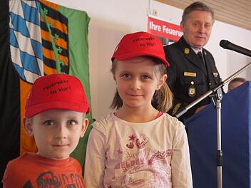 Da schaut der Opa aber stolz: Mit seinen beiden Enkel Paul (4 Jahre alt) und Clara (7) als Modelle stellte Kreisbrandrat Manfred Lorenz die neue Aktion "Feuerwehr - na klar" vor.