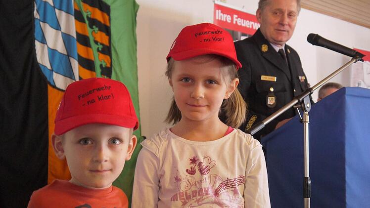 Da schaut der Opa aber stolz: Mit seinen beiden Enkel Paul (4 Jahre alt) und Clara (7) als Modelle stellte Kreisbrandrat Manfred Lorenz die neue Aktion "Feuerwehr - na klar" vor.