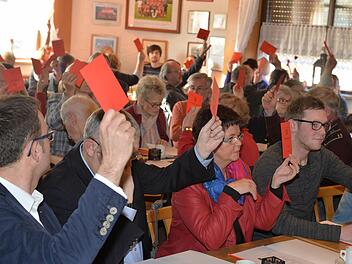 Weitgehend Einstimmigkeit herrschte unter den 64 Delegierten bei der Kreiskonferenz in Eltmann. Sie folgten den Vorschlägen des Vorstands und bestätigten ihr Führungsteam. Unser Bild entstand bei einer der zahlreichen Abstimmungen per roter Karte mit (in der vorderen Reihe von links): Markus Hahn aus Burgpreppach, Jürgen Kolbert aus Eltmann, Hannelore Schlee aus Stettfeld, Maximilian Kolbert aus Eltmann.  Fotos: Ronald Rinklef
