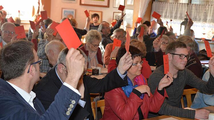 Weitgehend Einstimmigkeit herrschte unter den 64 Delegierten bei der Kreiskonferenz in Eltmann. Sie folgten den Vorschlägen des Vorstands und bestätigten ihr Führungsteam. Unser Bild entstand bei einer der zahlreichen Abstimmungen per roter Karte mit (in der vorderen Reihe von links): Markus Hahn aus Burgpreppach, Jürgen Kolbert aus Eltmann, Hannelore Schlee aus Stettfeld, Maximilian Kolbert aus Eltmann.  Fotos: Ronald Rinklef